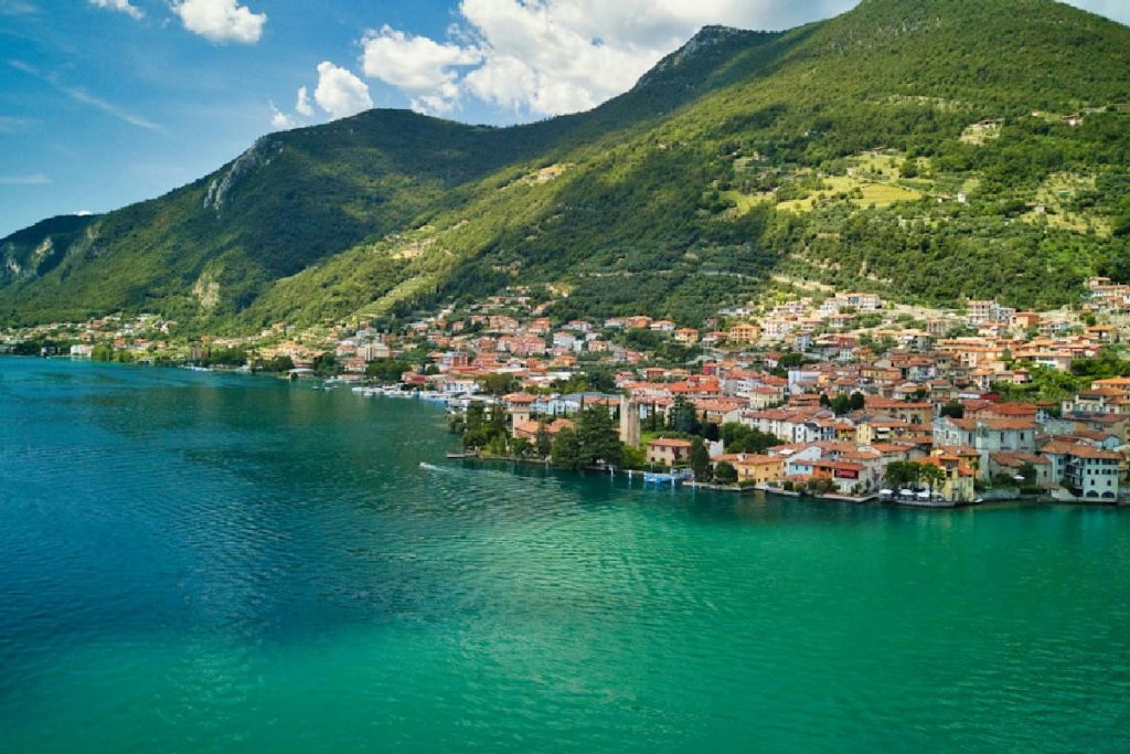 Ammira i panorami unici del Lago d'Iseo: 4 itinerari invernali che affascinano l'escursionista