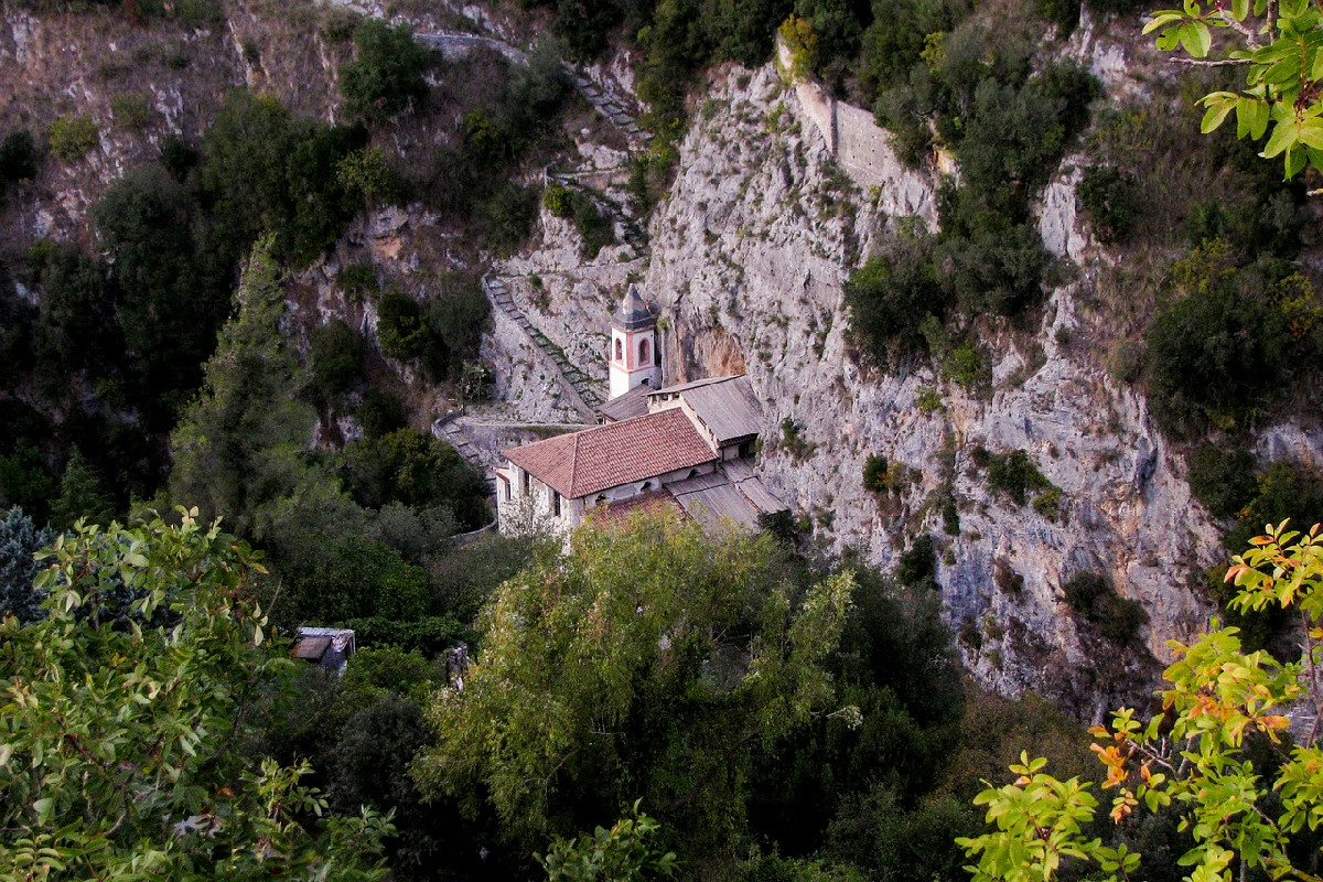 Esperienze invernali nel Parco del Pollino: trekking e natura rigenerante nel Bosco Magnano