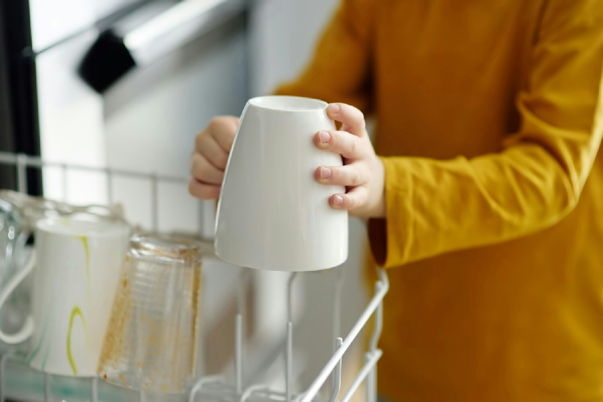 Macchie di tè e caffè sulle tazze di ceramica: metodi efficaci per farle tornare perfette e splendenti